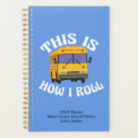 Funny School Bus Driver So Roll ich Custom Planer<br><div class="desc">Dieses lustige Geschenk für einen Schulbusfahrer enthält einen gelben Schulbus neben dem unglaublich witzig Satz Das ist,  wie ich Roll. Ein cooler Pop Kultur 2023 Planer für einen Busfahrer,  der modernen Spaß mag. Fügen Sie Ihren Schulbezirk und die Namen der Fahrer hinzu.</div>
