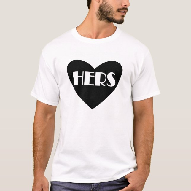 Funny Schwarz-weiß Hers Titel Ehe Shirt (Vorderseite)