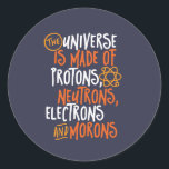 Funny Science Chemistry Universe Made of Morons Runder Aufkleber<br><div class="desc">Das Universum besteht aus Protonen, Neutronen, Elektronen und Moronen. Funny und sarkastisches Design für diejenigen, die Liebe Chemistry Witze, Pun, Sarkasmus und Spaß. Coole und humorvolle Ware für Chemielehrer, Chemiker und Wissenschaftsstudenten. Ideal für Wissenschaftsfreaks, Nerd, Gymnasiallehrer und Schüler, die Liebe Biologie, Physik und Chemie. Große Weihnachtsgeschenke und Geburtstagsgeschenk für Sohn,...</div>
