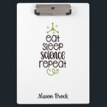 Funny Science Student Personalisiert School Gift Klemmbrett<br><div class="desc">Dieses lustige "Eat Sleep Science Repeat" Design ist perfekt für Studenten aller Noten! Kann mit dem Namen Ihres Kindes personalisiert sein. Ideal für Zurück in die Schule Geschenk,  Geburtstagsgeschenk des Kindes und andere Urlaubsgeschenke.</div>