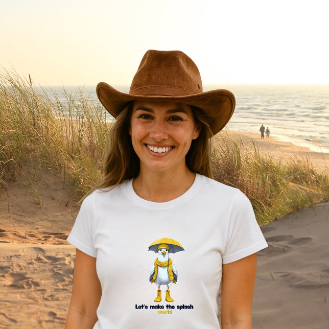 Funny Seagull in Rain Boots - Beach Spaß Tri-Blend Shirt (Von Creator hochgeladen)