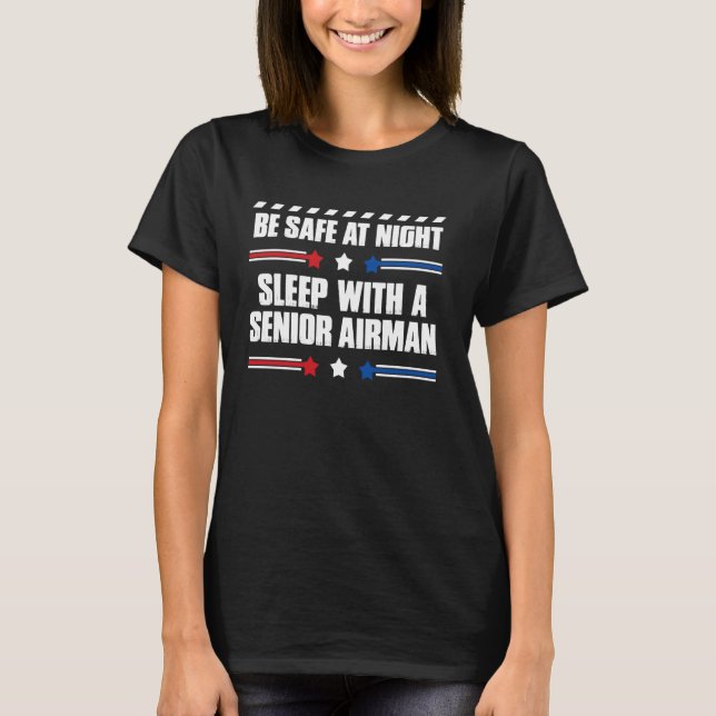 Funny Senior Airman Gift - Sei sicher bei Nacht T-Shirt (Vorderseite)