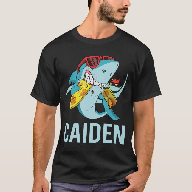 Funny Shark - Name Caiden T-Shirt (Vorderseite)