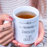 Funny Simple Favorite Child Names Mother's Day Mam Kaffeetasse<br><div class="desc">Niedliches und lustiges Lieblingskind minimalistisches modernes Design mit Namen,  die in einem modernen,  handgeschriebenen Schriftart gestrichen wurden,  Geschenk für Mama oder Oma für jeden Anlass.</div>