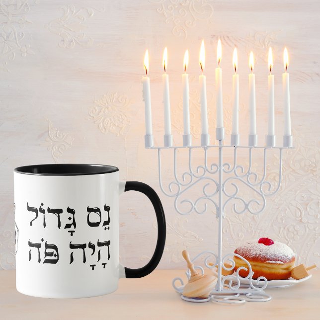 Funny Simple Nes Gadol Haya Po Dreidel Hanukkah Tasse (Von Creator hochgeladen)