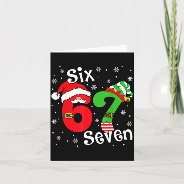 Funny Six Seven 67 Meme 6 7 Elf Santa Christmas Pa Karte (Vorderseite)