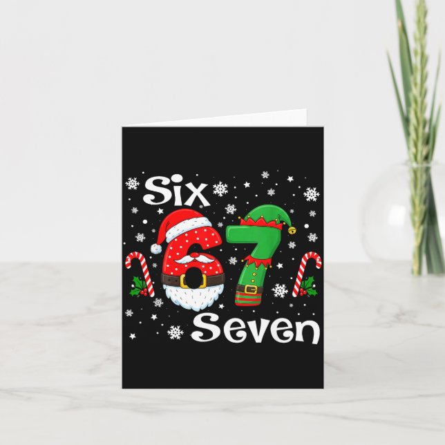 Funny Six Seven 67 Meme 6 7 Elf Santa Christmas Pa Karte (Vorderseite)