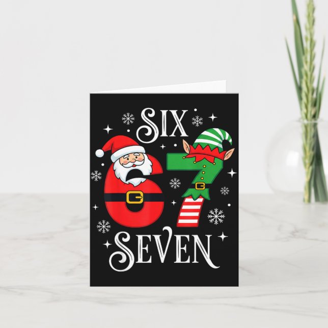 Funny Six Seven 67 Meme 6 7 Elf Santa Christmas Pa Karte (Vorderseite)