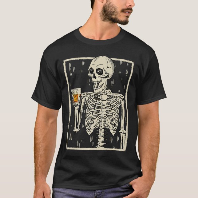 Funny Skeleton Drinks Bourbon Whiskey Halloween T-Shirt (Vorderseite)