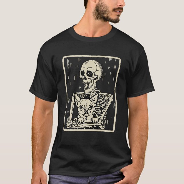 Funny Skeleton Hugs Chihuahua Dog Halloween Hund T-Shirt (Vorderseite)