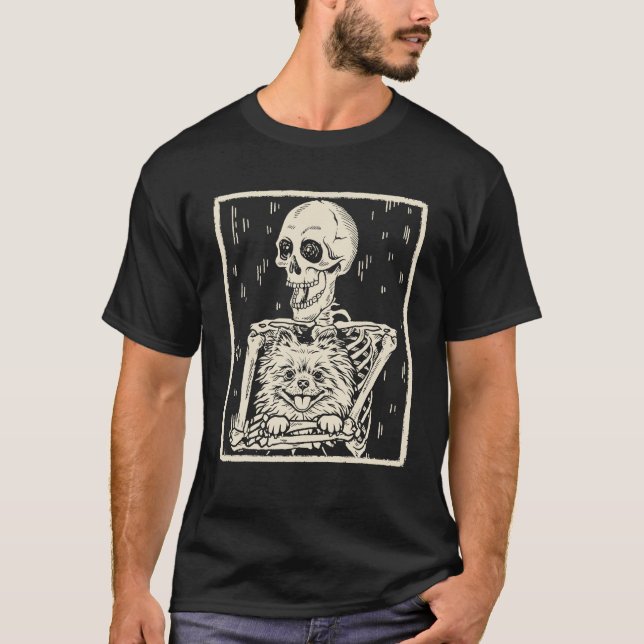 Funny Skeleton Hugs Spitz Dog Halloween T-Shirt (Vorderseite)