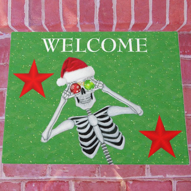 Funny Skeletto Ornament Eyes Weihnachtsmannmütze R Fußmatte (fun Christmas skeleton Santa Hat ornaments red stars on green welcome outdoor mat.)