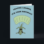 Funny Skydiving Lizard Custom Message Birthday Karte<br><div class="desc">Fügen Sie Ihren eigenen Text in die Vorderseite und in die Innenseite dieser Cartoon-Karte,  um Ihre eigenen personalisierten Gruß oder verlass es wie für eine lustige Nachricht,  die von Fans von Reptilien und Skydivers geschätzt wird. Diese Karte zeigt eine Cartoon-Abbildung eines Skydiving-Eidechsen.</div>