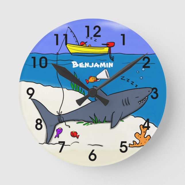 Funny sleeping shark and fishing cartoon runde wanduhr (Vorderseite)