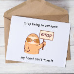 Funny Sloth Postkarte<br><div class="desc">Dieses unglaublich witzig Design zeigt einen bezaubernden Haufen, der ein Stoppschild mit der spielerischen Botschaft aufhält: "Hör auf so phantastisch zu sein, mein Herz kann es nicht mitnehmen." Der niedliche Ausdruck des Hangs und die farbenfrohe, farbenfrohe Schrift sorgen für ein angenehmes und auffallendes Design, das jeden Tag aufheitert. Ob Sie...</div>