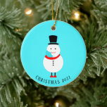 Funny Snowman Face Maske Custom Christmas 2022 Keramik Ornament<br><div class="desc">Aquamarine Weihnachtsschmuck zum Gedenken an die Quarantäne- und Gesichtsmasken eines Retro-Snowmanns mit abgeschlossener Gesichtsmaske. Auf der einen Seite können Sie den Text "Christmas 2022" personalisieren und auf der anderen Seite können Sie mit einem Vor- oder Familiennamen anpassen.</div>