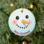 Funny Snowman Face mit Carrot Nose Cartoon Keramik Ornament<br><div class="desc">Dieses lustige Ornament mit einem Schneemanagement mit Karottennase und rosigen Wangen kann auf beiden Seiten mit eigenen Botschaften vollständig angepasst werden. Ersetzen Sie den Text (hier gezeigt mit "Frohe Weihnachten!" und "Happy Holidays!") und erstellen Sie ein freundliches Ornament,  perfekt für jeden Weihnachtsbaum!</div>