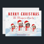 Funny Snowman Family Frohe Weihnachten Foto<br><div class="desc">Feiern Sie die Urlaubssaison mit unserem Funny Snowman Family Frohe Weihnachten Foto, ein köstlicher Sake, der die Freude der Winterfeiern einfängt. Dieses bezaubernde Bild besticht durch eine skurrile Schneemannsfamilie, die mit spielerischen Ausdrucksformen, die den Geist des Zusammenlebens verkörpern, vervollständigt wird. Ideal für Ferienkarten oder saisonale Dekoration, zeigt es die Wärme...</div>