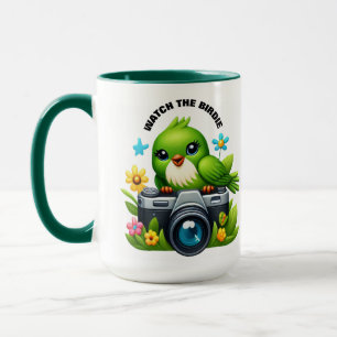Funny Songbird sitzt auf einer Kamera Tasse