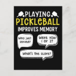 Funny Sports Pickleball Player Postkarte<br><div class="desc">Nehmen Sie Ihre Pickleball-Paddeln und Bälle aus der Tasche. Funny Pickle Ball Sport Design für alle,  die das Spiel Liebe und spielt ein Set mit einem Netz im Freien.</div>