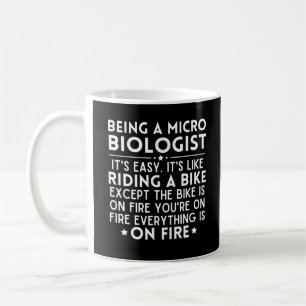 Funny Sprichwort ist ein Mikrobiologe. Es ist einf Kaffeetasse