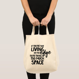 Funny Sprichwort Typografie Leben auf der Kante Tragetasche
