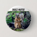 Funny Squirrel Deez Nuts Unangemessenes Spaß Foto Button<br><div class="desc">DEEZ NUTS! Ein unglaublich witzig Eichhörnchen spielt Wortwahl über seine Nüsse. Roher Spaß für einen Erwachsenen. Lass deine Freunde mit diesem Pop Kulturangebot lachen.</div>