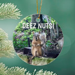 Funny Squirrel Deez Nuts Unangemessenes Spaß Foto Keramik Ornament<br><div class="desc">DEEZ NUTS! Ein unglaublich witzig Eichhörnchen spielt Wortwahl über seine Nüsse. Weihnachtsgeschenk für einen Erwachsenen im Spaß. Lass deine Freunde mit diesem Pop Kulturangebot lachen.</div>