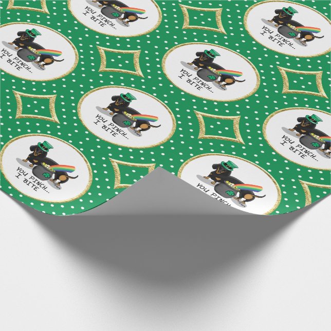 Funny St. Patrick's Day Dackel (schwarz & tan) Geschenkpapier (Ecke)