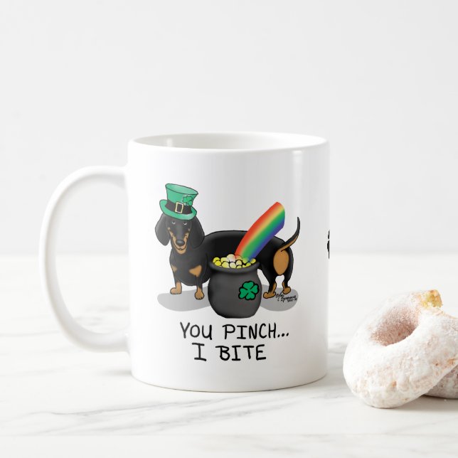 Funny St. Patrick's Day Dackel (schwarz & tan) Kaffeetasse (Mit Donut)