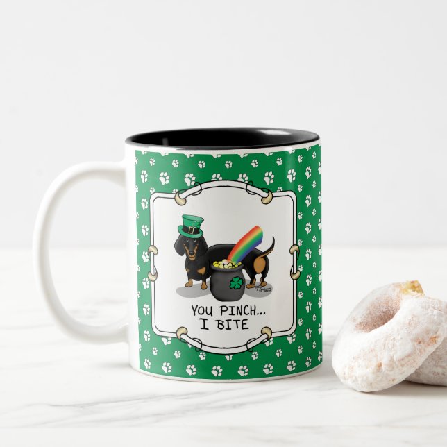 Funny St. Patrick's Day Dackel (schwarz & tan) Zweifarbige Tasse (Mit Donut)