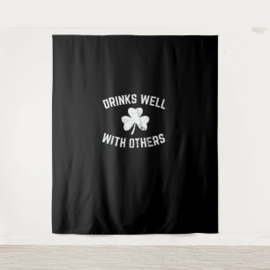 Funny St Patricks Day Drinking Shirt Drinks gut W Wandteppich