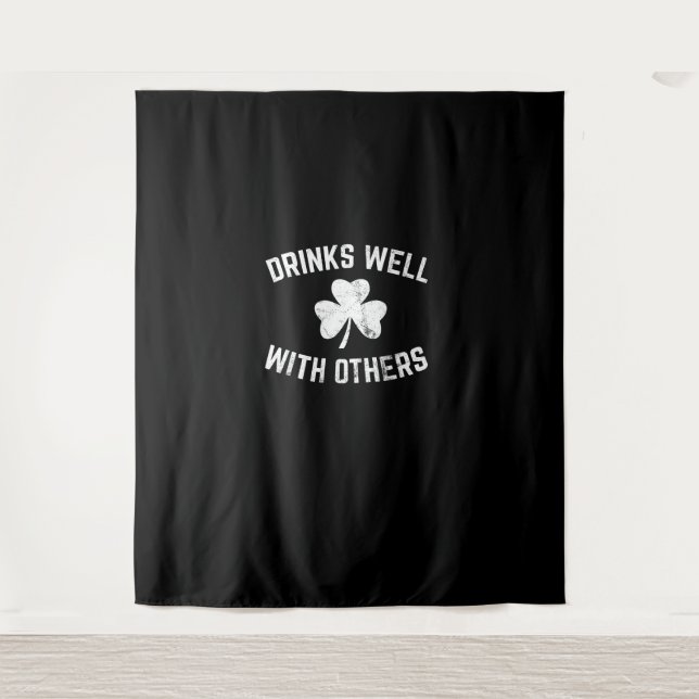 Funny St Patricks Day Drinking Shirt Drinks gut W Wandteppich (Vorderseite)