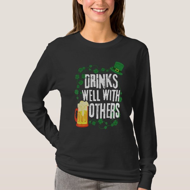 Funny St Patricks Day Drinks gut mit O T-Shirt (Vorderseite)