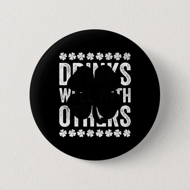 Funny St Patricks Day trinkt gut mit anderen Biere Button (Vorderseite)