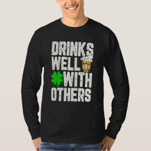 Funny St Patrick's Day trinkt gut mit anderen T-Shirt