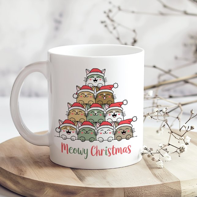 Funny Stacked Cats Meowy Christmas Tree Kaffeetasse (Funny Stacked Cats Meowy Christmas Tree Coffee Mug on wooden kitchen table)