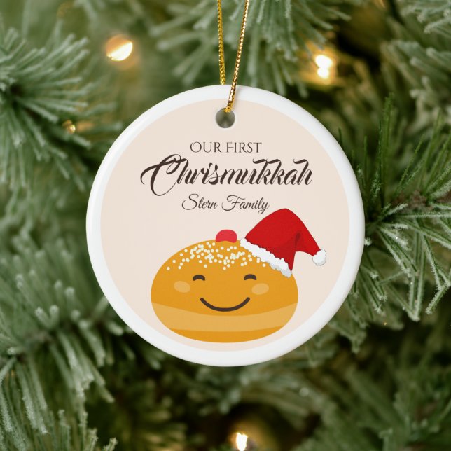 Funny Sufganiyah Unsere erste Chrismukka, Hanukkah Keramik Ornament (Baum)
