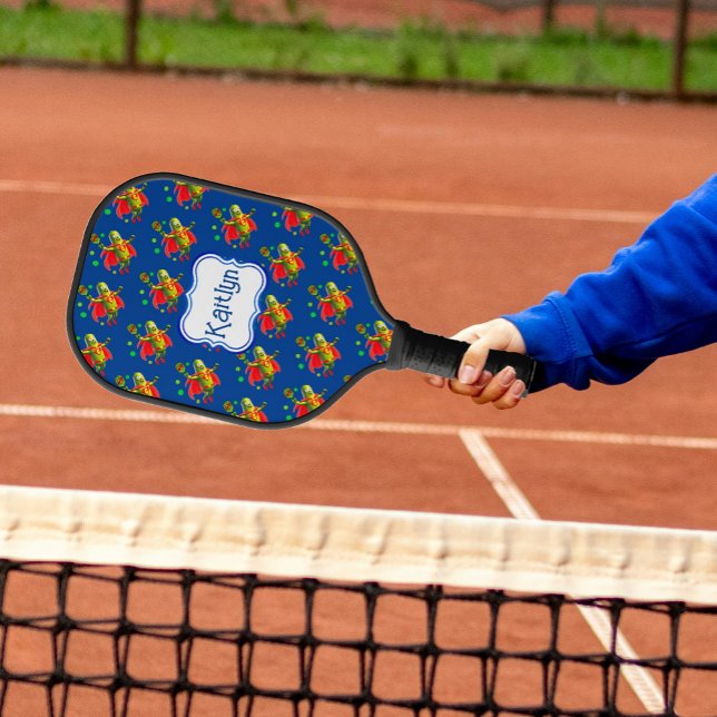 Funny SuperPickleman auf Blue Personalisiert Pickleball Schläger (Fun Pickle People fly through the sky, their rackets close at hand!)