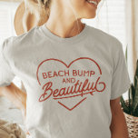 Funny Surfer Mama zu sein Summer Beach Bum Punny T-Shirt<br><div class="desc">Erhöhen Sie Ihren Strandstil mit unserem "Beach Bumps and Beautiful" T - Shirt, speziell für werdende Mütter. Freuen Sie sich auf einen strahlenden Bummel, der die Sommersonne stilvoll und komfortabel umspannt. Dieses elegante Tee, das zum Feiern Ihrer Schwangerschaftsreise entworfen wurde, ist ein Muss für Mütter, die den Strand lieben. Machen...</div>