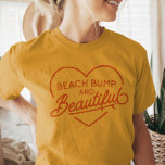 Funny Surfer Mama zu sein Summer Beach Bum Punny T-Shirt<br><div class="desc">Erhöhen Sie Ihren Strandstil mit unserem "Beach Bumps and Beautiful" unisex-T - Shirt, zugeschnitten auf werdende Mütter. Freuen Sie sich auf einen strahlenden Bummel, der die Sommersonne stilvoll und komfortabel umspannt. Dieses elegante Tee, das zum Feiern Ihrer Schwangerschaftsreise entworfen wurde, ist ein Muss für Mütter, die den Strand lieben. Machen...</div>