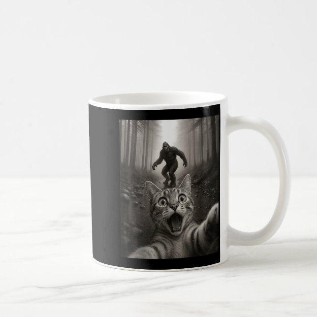 Funny Surprised Ed Cat Selfie With Bigfoot Sasquat Kaffeetasse (Rechts)
