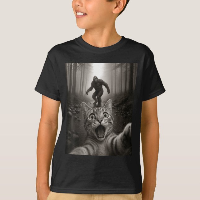 Funny Surprised Ed Cat Selfie With Bigfoot Sasquat T-Shirt (Vorderseite)