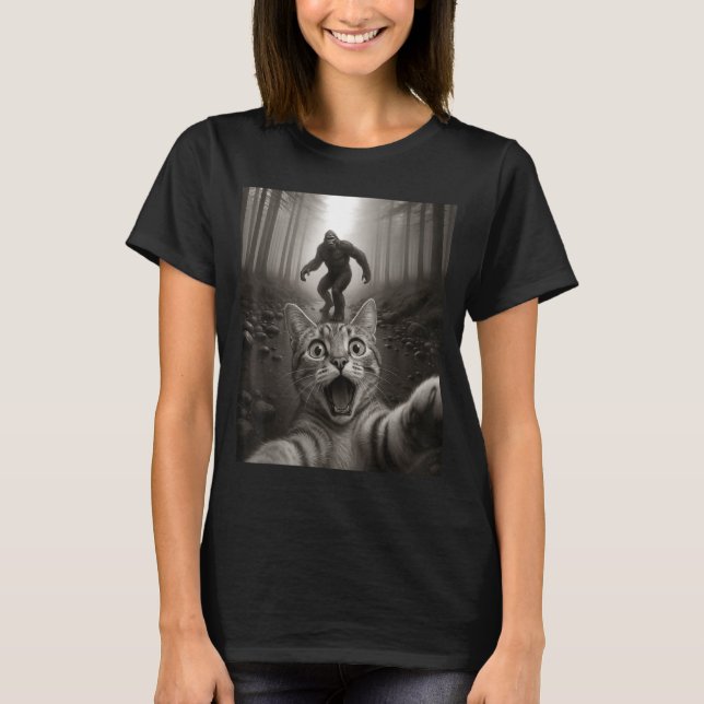 Funny Surprised Ed Cat Selfie With Bigfoot Sasquat T-Shirt (Vorderseite)