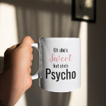Funny Sweet but Psycho | NIEDLICH Tasse<br><div class="desc">Funny Zitat, das die weibliche Spezies beschreibt. Niedliches rosa Design, das der Farbe Ihrer Wahl personalisiert sein kann. "Oh, sie ist süß, aber sie ist Psycho".</div>
