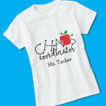 Funny Teacher Chaos Koordinator mit Namen T-Shirt<br><div class="desc">Dieses niedliche Lehrerdesign beinhaltet den Text "chaos koordinator" und einen Apfel mit Platz für Ihren persönlichen Text oder Ihre Nachricht! Klicken Sie auf die Schaltfläche Anpassen für mehr Flexibilität beim Ändern/Hinzufügen von Text! Variationen dieses Designs sowie der Koordinationsprodukte sind in unserem Shop, zazzle.com/store/doodlelulu, erhältlich. Kontaktieren Sie uns, wenn Sie dieses...</div>