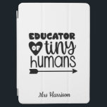 Funny Teacher personalisiertes Geschenk iPad Air Hülle<br><div class="desc">Dieses witzige "Erzieher des Mini-Menschen" Design ist ein großes Dankeschön für Lehrer! Kann leicht personalisiert sein,  den Namen Ihres Lieblings-Lehrers hinzuzufügen. 
Lehrer's Geburtstag,  Zurück zur Schule oder als Ende des Jahres Dankeschön Geschenk.</div>