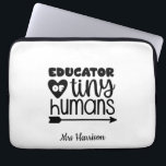 Funny Teacher personalisiertes Geschenk Laptopschutzhülle<br><div class="desc">Dieses witzige "Erzieher des Mini-Menschen" Design ist ein großes Dankeschön für Lehrer! Kann leicht personalisiert sein,  den Namen Ihres Lieblings-Lehrers hinzuzufügen. Lehrer's Geburtstag,  Zurück zur Schule oder als Ende des Jahres Dankeschön Geschenk.</div>