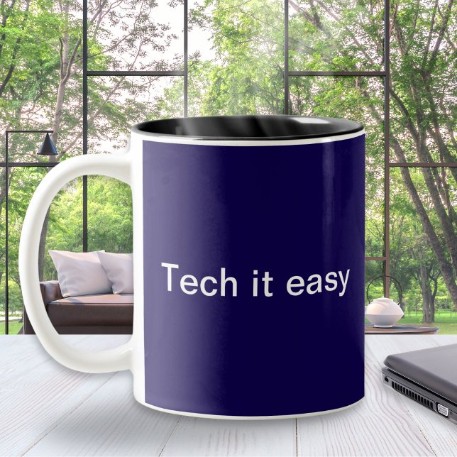 Funny Tech Spaß Computerprogrammierer Mit Monogram Zweifarbige Tasse (A funny mug with technology pun 'Tech it easy'. An ideal gift for computer and I.T. professionals)