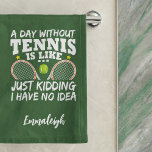 Funny Tennis Quote Typografy Sport Handtuch<br><div class="desc">Fun Tennis zitiert: "Ein Tag ohne Tennis ist wie ein Witz,  den ich nicht habe". Das Design umfasst zwei Tennisschläger und einen Tennisball in der Mitte und zwei winzige gelbe Sterne auf grünem Hintergrund. Fügen Sie eine angegebene Namensvorlage hinzu.</div>